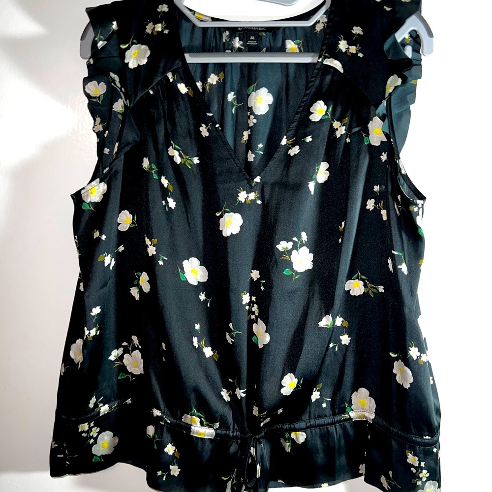 Banana Republic satin, ruffled sleeve, floral blouse. Size medium